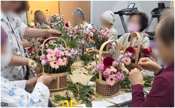 생화 줄기를 다듬는 모습